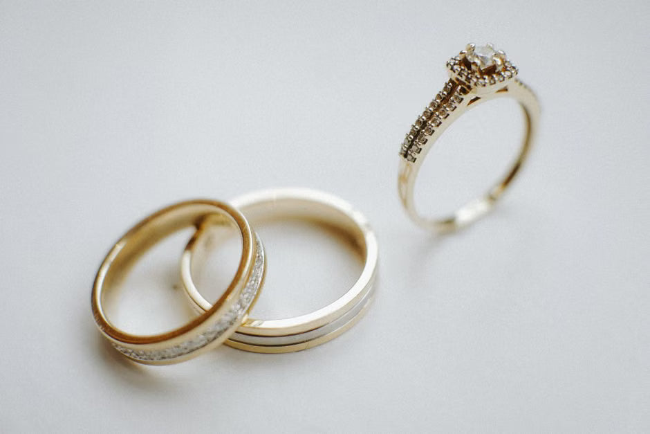 His and hers gold wedding ring sets